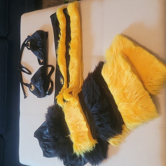 Sexiest bee costume ever! - Picture 3 of 7